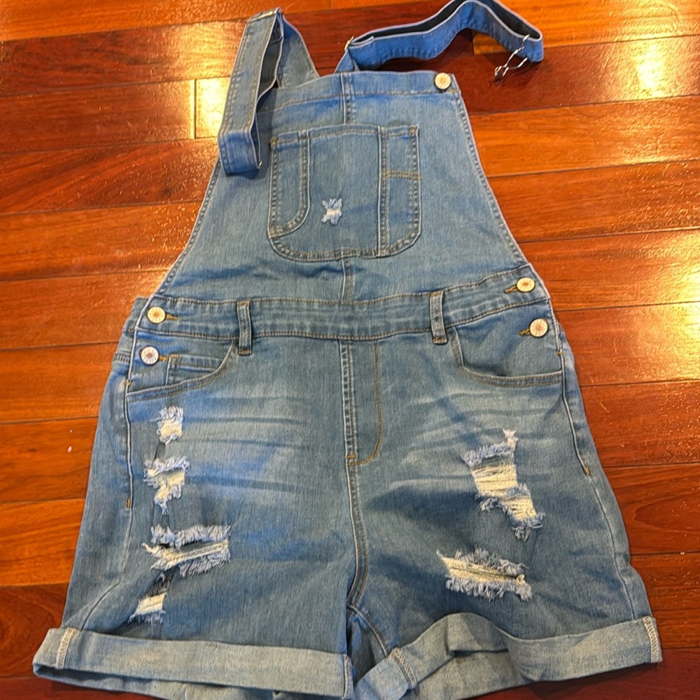 NWOT Distressed short overalls. Size M.